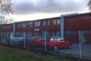 Zastřelím tě, hrozil v Plzni policista bezdomovci nabitou zbraní u hlavy, až se muž pokálel. Nahlásil ho kolega - Novinky